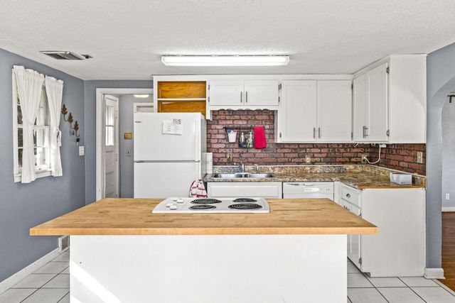 2816 Oxford Street N, Roseville, MN 55113