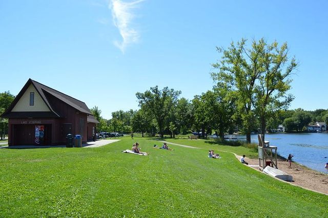 2816 Oxford Street N, Roseville, MN 55113