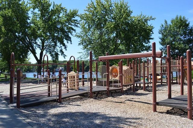 2816 Oxford Street N, Roseville, MN 55113