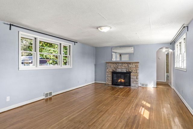 2816 Oxford Street N, Roseville, MN 55113