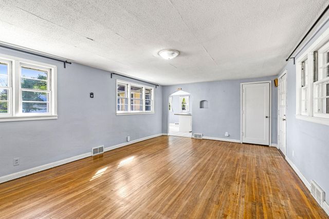 2816 Oxford Street N, Roseville, MN 55113