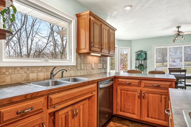 5852 S Farm Rd 157, Springfield, MO 65810