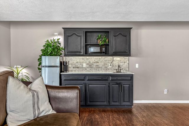 5852 S Farm Rd 157, Springfield, MO 65810