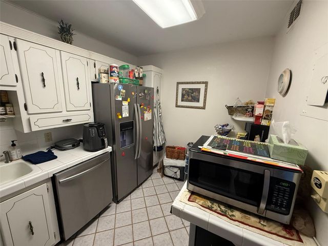 3375 N Country Club Dr 1005, Miami, FL 33180