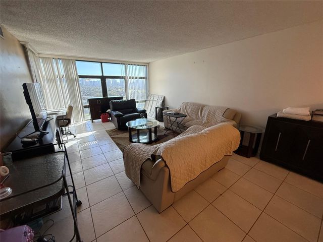3375 N Country Club Dr 1005, Miami, FL 33180