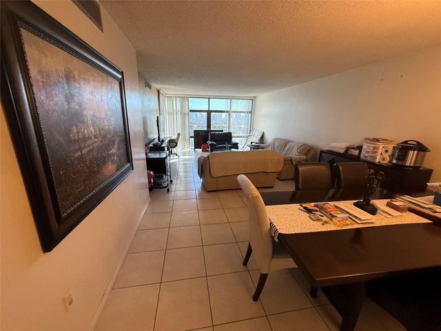 3375 N Country Club Dr 1005, Miami, FL 33180