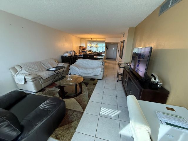 3375 N Country Club Dr 1005, Miami, FL 33180