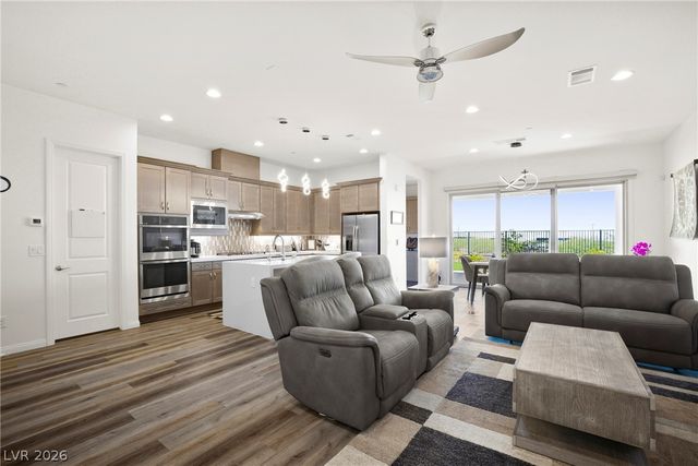 382 Nine Mile Creek Drive, Las Vegas, NV 89138
