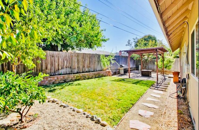 9946 Redstone Dr, Sacramento, CA 95827