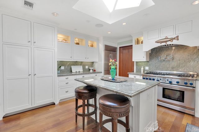 22122 Avenue Morelos, Woodland Hills, CA 91364