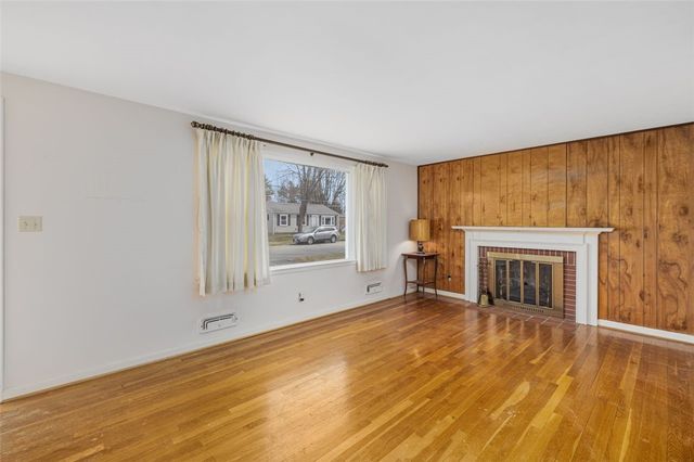 16 Vista Drive, Lincoln, RI 02865