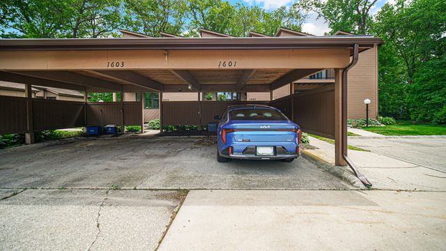 1601 Earthstone Drive 17, Valparaiso, IN 46383