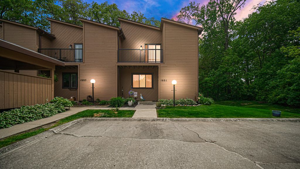 1601 Earthstone Drive 17, Valparaiso, IN 46383