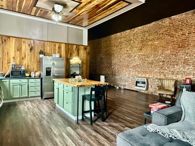 132 W COURT AVE, Selmer, TN 38375