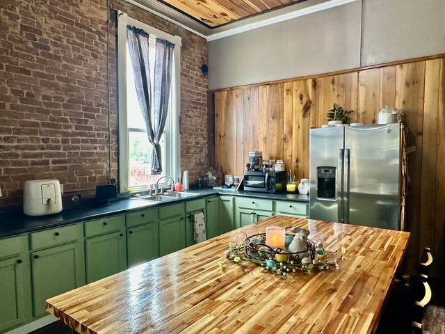 132 W COURT AVE, Selmer, TN 38375