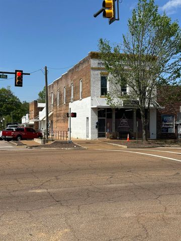 132 W COURT AVE, Selmer, TN 38375