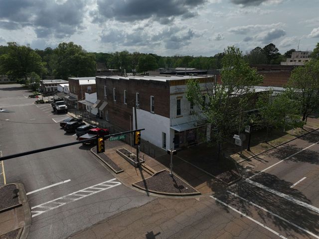 132 W COURT AVE, Selmer, TN 38375