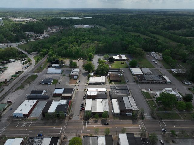 132 W COURT AVE, Selmer, TN 38375