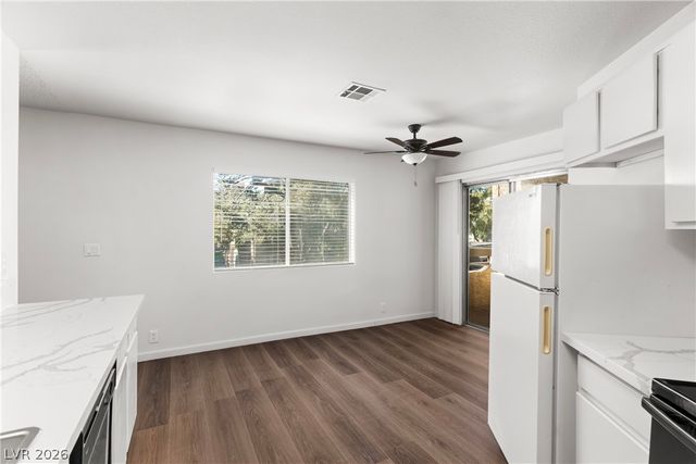 5191 Pioneer Avenue 204, Las Vegas, NV 89146