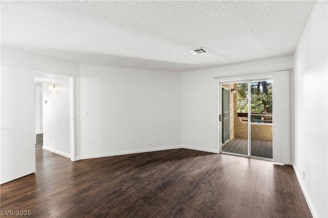 5191 Pioneer Avenue 204, Las Vegas, NV 89146