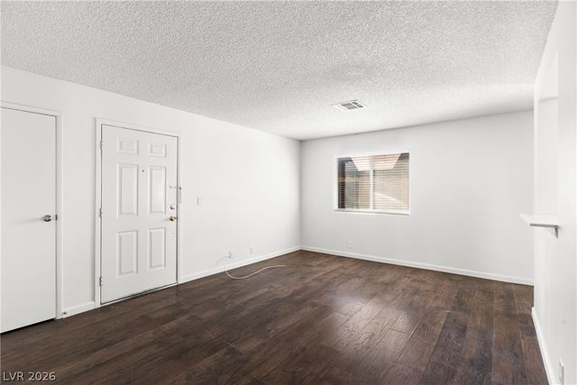 5191 Pioneer Avenue 204, Las Vegas, NV 89146