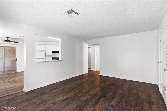 5191 Pioneer Avenue 204, Las Vegas, NV 89146