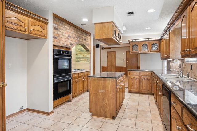 2010 Oak Trail Drive, Rowlett, TX 75088