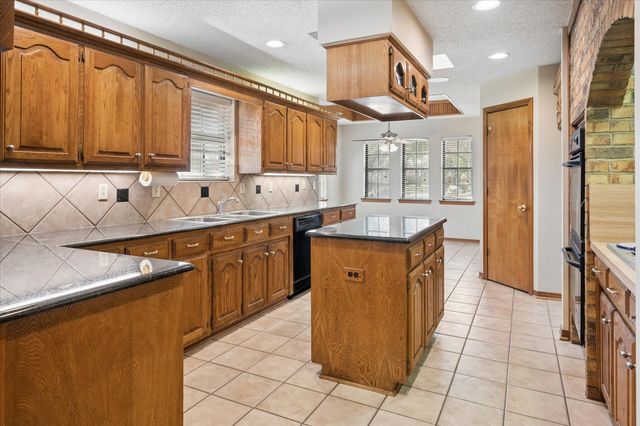 2010 Oak Trail Drive, Rowlett, TX 75088