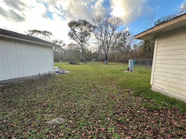 132 Otter Trail, Lake Jackson, TX 77566