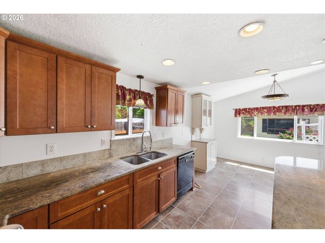 16933 Se LAUGARDIA Way, Milwaukie, OR 97267