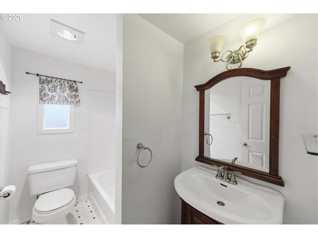 16933 Se LAUGARDIA Way, Milwaukie, OR 97267