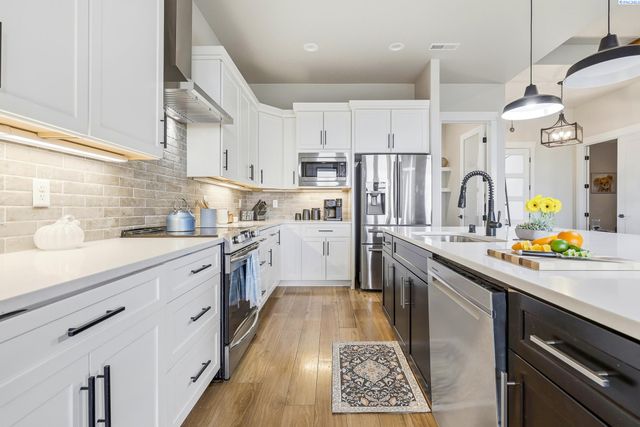 5520 Hershey Ln., West Richland, WA 99353