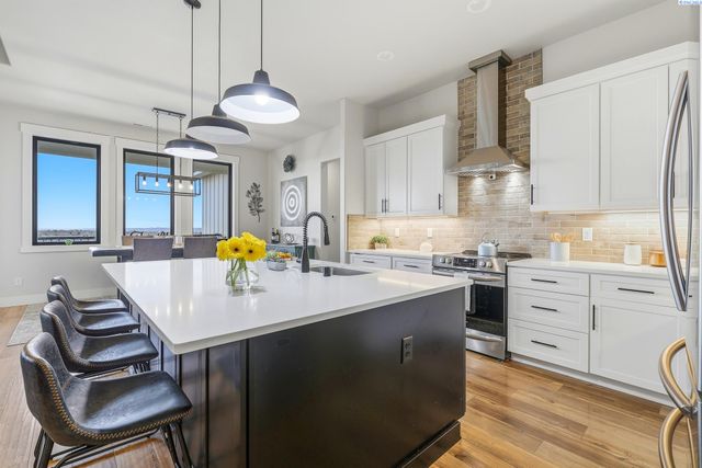 5520 Hershey Ln., West Richland, WA 99353