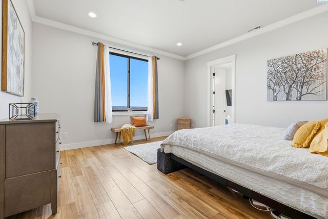 5520 Hershey Ln., West Richland, WA 99353