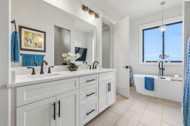 5520 Hershey Ln., West Richland, WA 99353