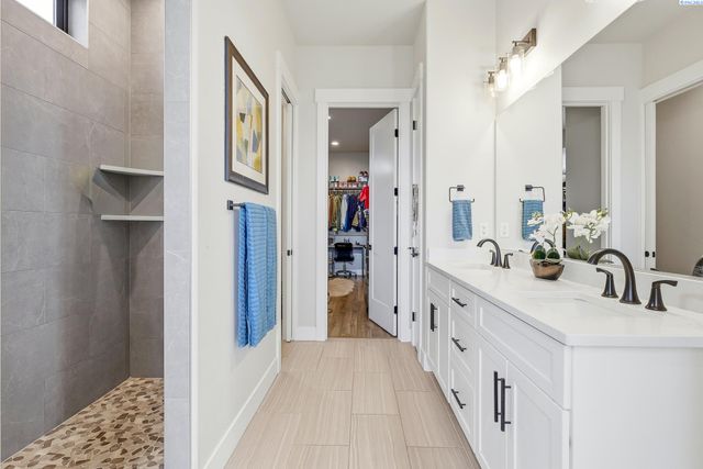 5520 Hershey Ln., West Richland, WA 99353