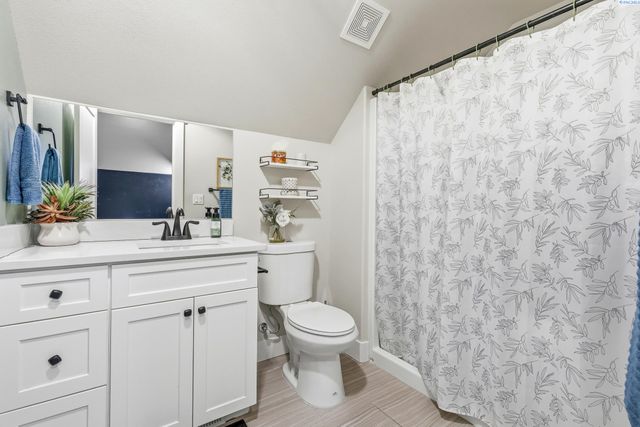 5520 Hershey Ln., West Richland, WA 99353