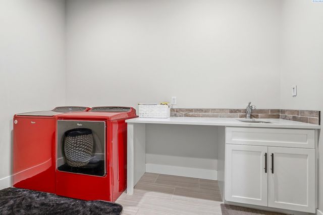 5520 Hershey Ln., West Richland, WA 99353