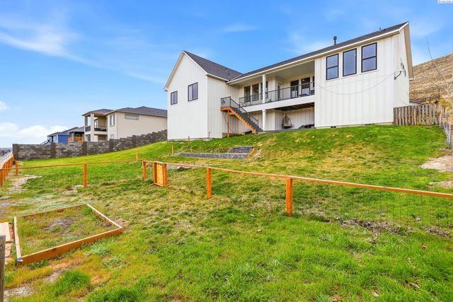 5520 Hershey Ln., West Richland, WA 99353