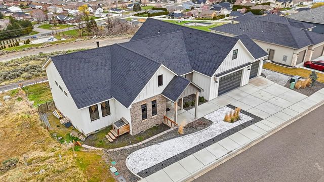5520 Hershey Ln., West Richland, WA 99353