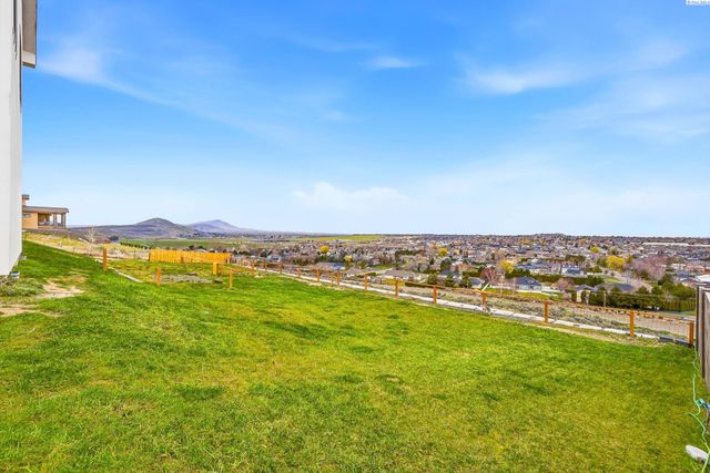 5520 Hershey Ln., West Richland, WA 99353