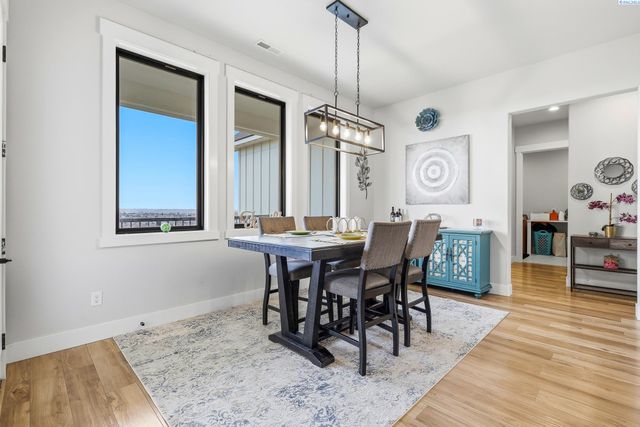 5520 Hershey Ln., West Richland, WA 99353