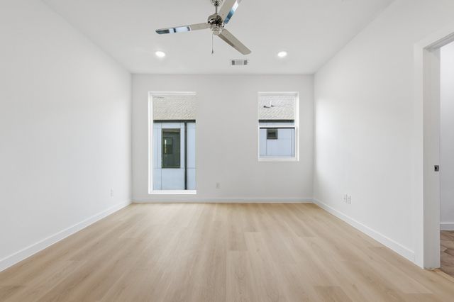 427 W 10TH Street Street 502, Dallas, TX 75208