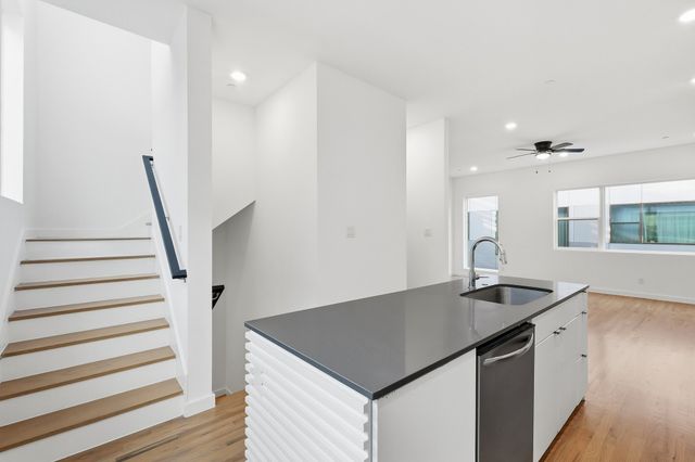 427 W 10TH Street Street 502, Dallas, TX 75208
