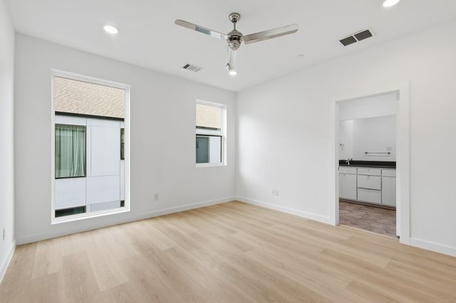 427 W 10TH Street Street 502, Dallas, TX 75208