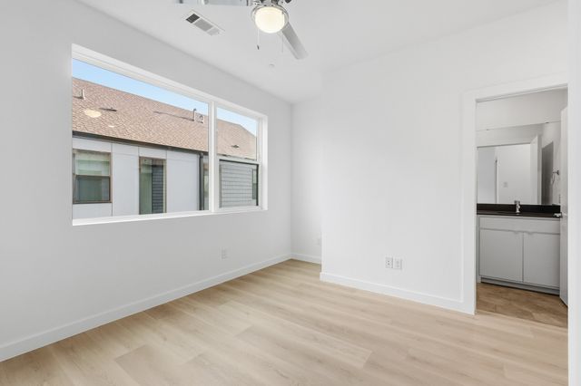 427 W 10TH Street Street 502, Dallas, TX 75208
