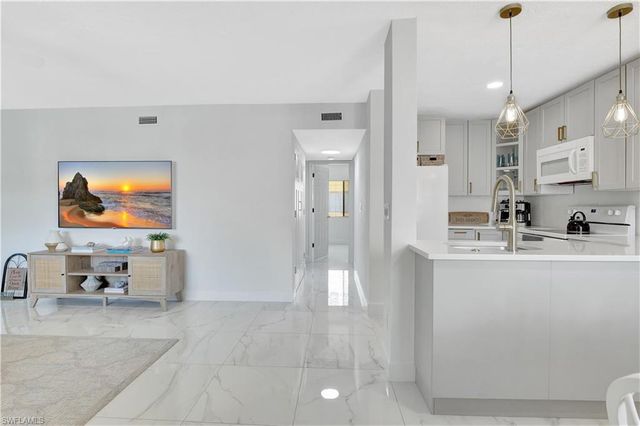 4633 Bayshore DR # M3, Naples, FL 34112