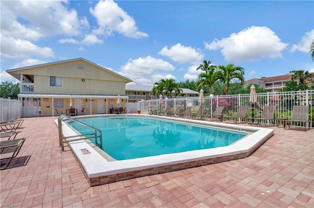 4633 Bayshore DR # M3, Naples, FL 34112