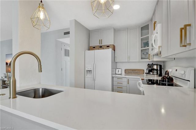 4633 Bayshore DR # M3, Naples, FL 34112