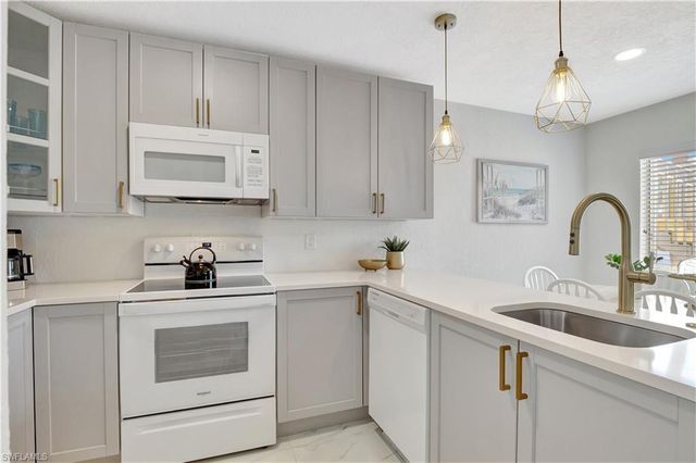 4633 Bayshore DR # M3, Naples, FL 34112